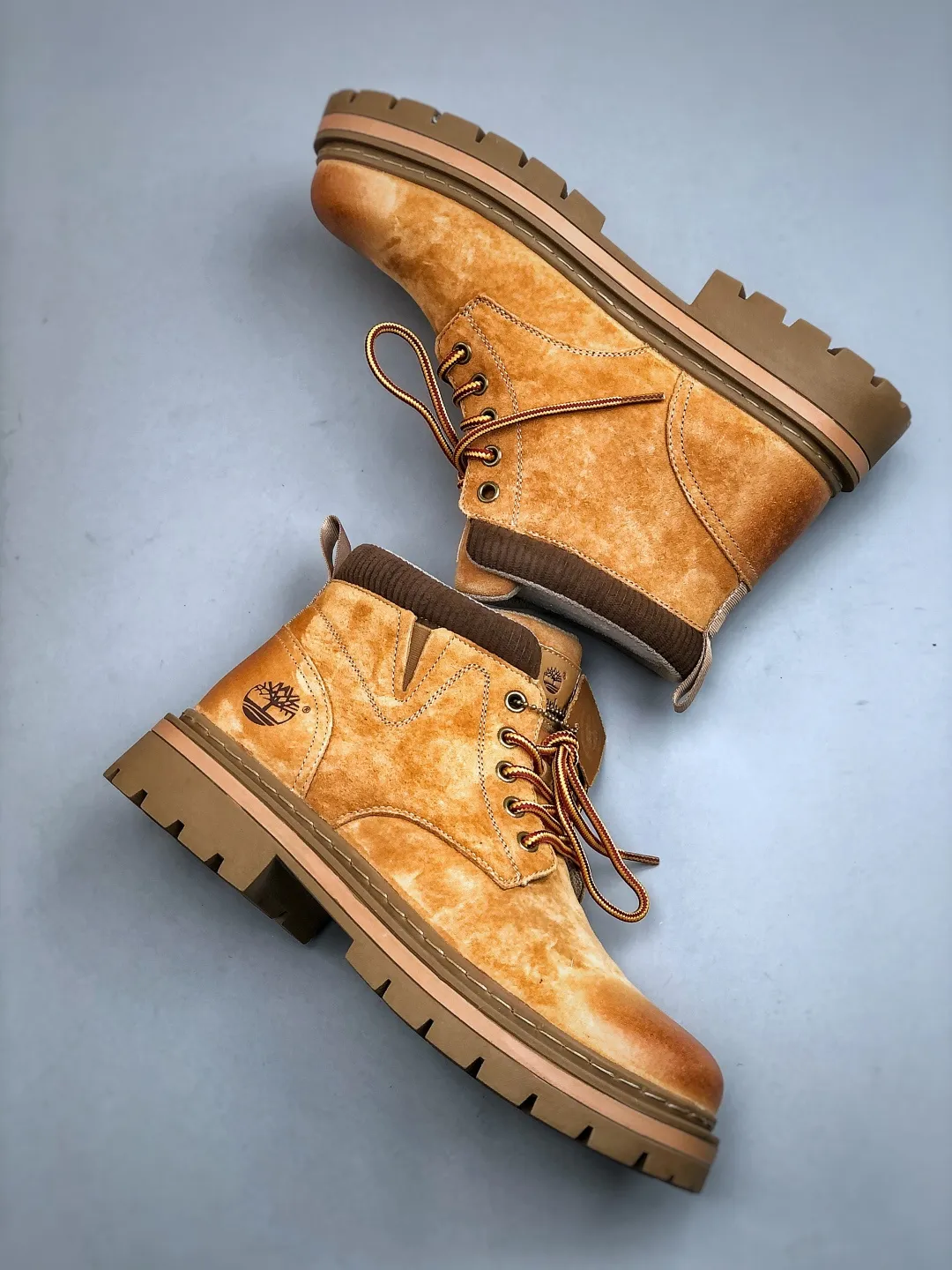 Local 💰560 supports store opening. New goods 🚀 #Timberland Timberland/Timberland classic outdoor casual rhubarb boots series. Guangdong factory quality. Original box and original packaging. The fabric is made of Italian 🇮🇹 top-grade frosted fine-grained cowhide. It is paired with anti-odor and anti-corrosion genuine leather latex insoles to give you a perfect wearing experience. High-quality and durable. A must-have for sportsmen. Specially designed to treat those who are not handsome. High-quality and first-class foot feel. Size: 38-44 (leather shoe size)